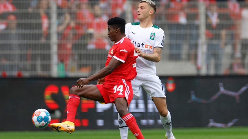 Gladbachs Jordan Beyer im Zweikampf mit Union Berlins Taiwo Awoniyi.