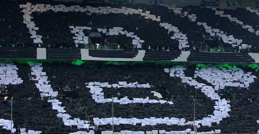 Die Gladbach-Fans stehen mit dieser Choreographie am 18. September 2014 geschlossen hinter der Borussia. Zu sehen ist eine riesige Gladbach-Raute in der Nordkurve.