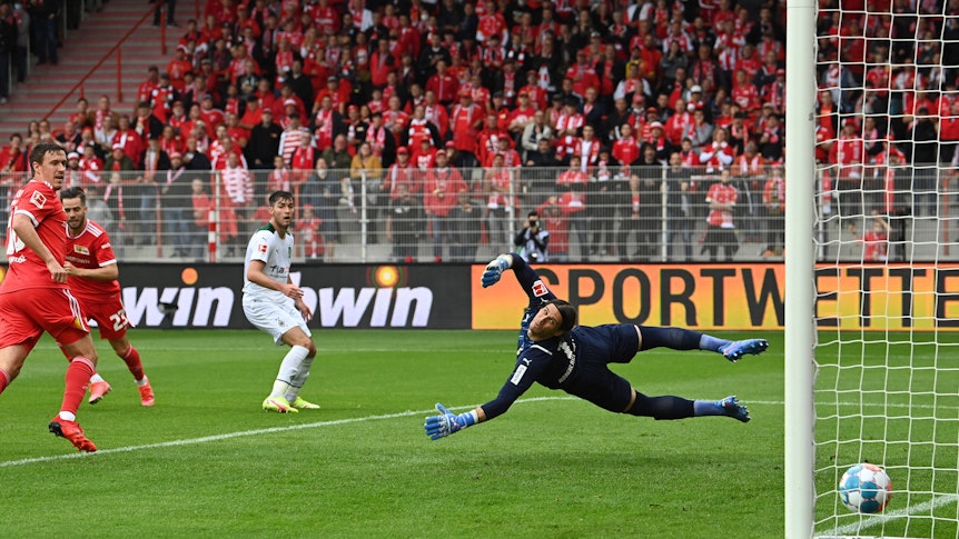 Da kann Gladbach-Schlussmann Yann Sommer (29. August 2021) nur hinterherschauen: Der Kopfball von Union-Berlin-Spieler Niko Gießelmann schlägt ein im Borussia-Tor.