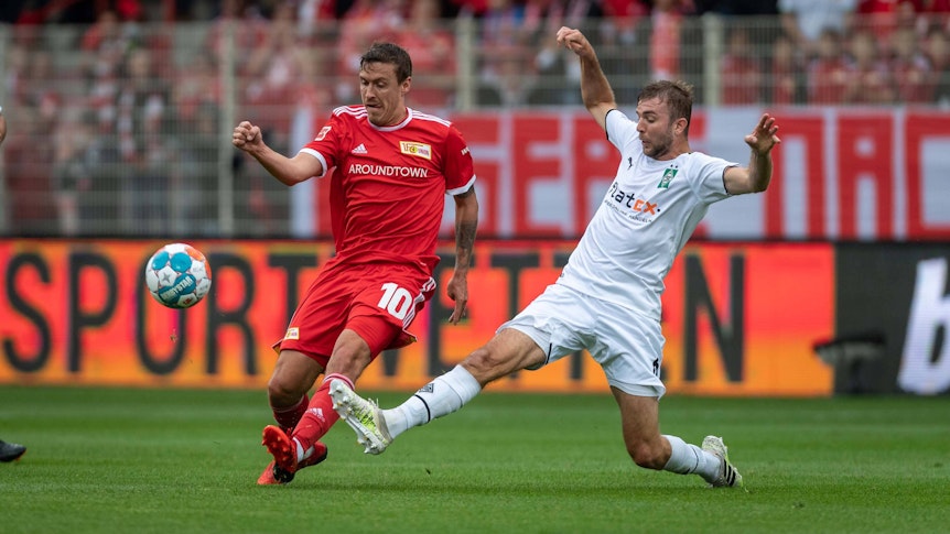 Gladbach-Spieler Christoph Kramer (r.) mit ausgestrecktem Bein im Kampf um den Ball mit Max Kruse (l.) von Union Berlin am 29. August 2021.