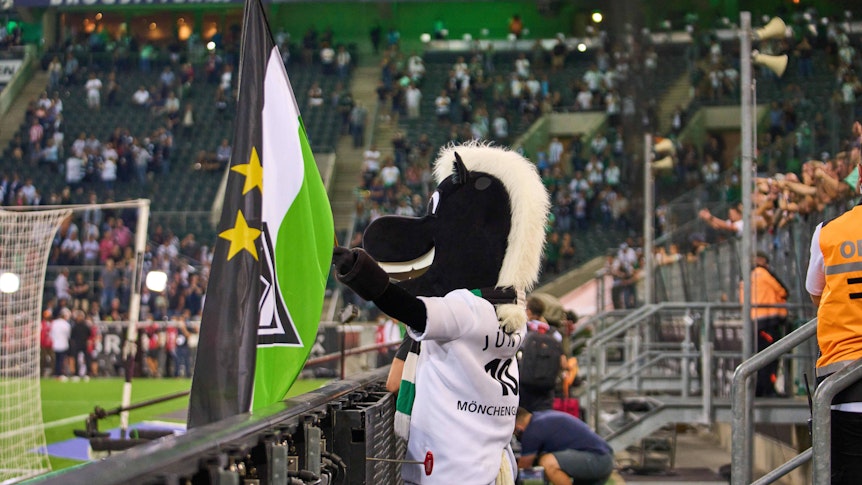 Maskottchen Jünter schwingt die Fahne von Borussia Mönchengladbach am 13. August 2021.