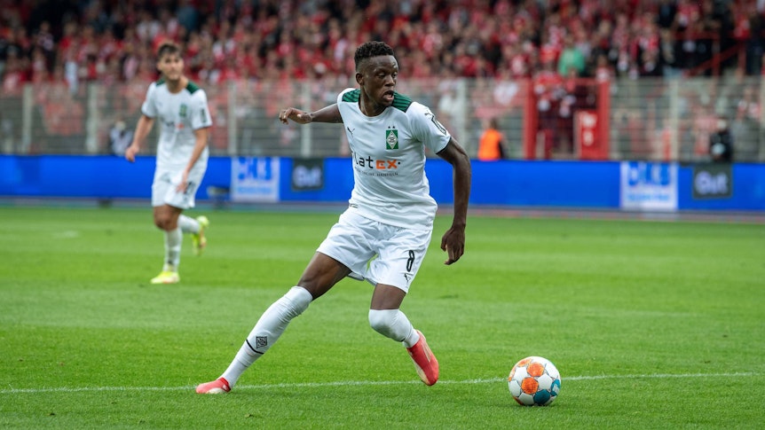 Denis Zakaria, Mittelfeldspieler von Borussia Mönchengladbach, in einer Ballaktion im Bundesligaspiel von Gladbach bei Union Berlin am 29. August 2021.