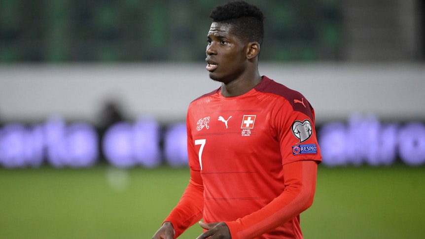 Breel Embolo von Borussia Mönchengladbach beim Länderspiel gegen Litauen am 28. März 2023 mit skeptischem Blick.