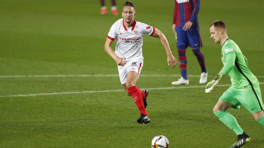 Torhüter Marc-André ter Stegen (r.) und Stürmer Luuk de Jong (l.) sind am 3. März 2021 in der Copa del Rey, im Duell zwischen dem FC Barcelona und FC Sevilla, noch Gegner gewesen. Nun spielen die beiden Ex-Gladbacher gemeinsam für „Barça“. Nun spielen die beiden Ex-Gladbacher gemeinsam für „Barça“. In dieser Szene läuft de Jong ter Stegen an.