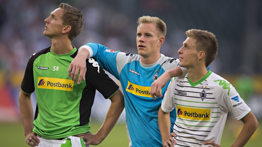 Marc-André ter Stegen (Mitte) und Luuk de Jong (l.) am 17. August 2013, mit Patrick Herrmann (r.), in Diensten von Borussia Mönchengladbach. Die drei Spieler schauen ins Publikum. Ter Stegen und de Jong spielen nun beim FC Barcelona erneut zusammen.