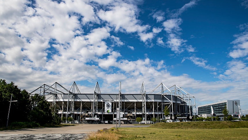 Der Borussia-Park, Heimspielstätte von Bundesligist Borussia Mönchengladbach, am 2. Juli 2020 von außen betrachtet.