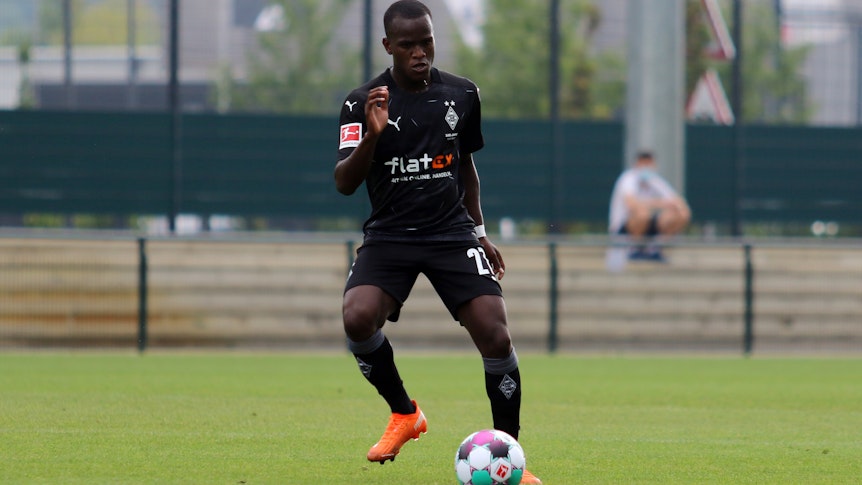 Gladbachs Famana Quizera bei einem Testspiel der Fohlen gegen den MSV Duisburg am 15.August 2020 auf dem Fohlenplatz am Ball.