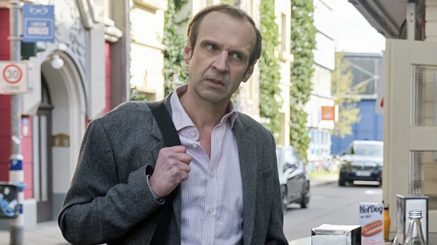 Torsten „Knippi“ Knippertz, Stadion-Sprecher bei Fußball-Bundesligist Borussia Mönchengladbach, steht als Bewährungshelfer Marius Popovic für die RTL-Serie „Unter Uns“ vor der Kamera. Für diese Rolle guckt er auf diesem Foto böse.