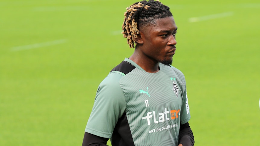 Gladbachs Manu Koné schaut am 07.08.2021 fokussiert: Der 20-Jährige arbeitet nach einer Innenbandverletzung im Knie auf dem Trainingsplatz im Borussia-Park an seinem Comeback.