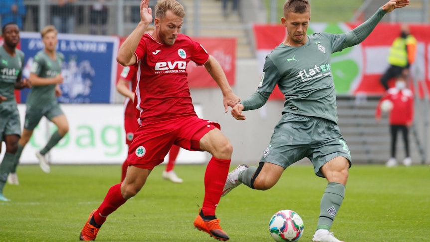 Gladbachs Torben Müsel hier im Duell mit Oberhausens Pierre Fassnacht beim Spiel in der Regionalliga West am 4. September 2021.