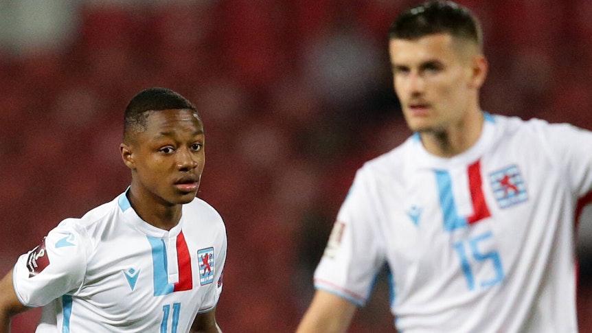 Yvandro Borges Sanches (l.), Nachwuchsspieler bei Borussia Mönchengladbach, hat für Luxemburg in der WM-Qualifikation sein Länderspiel-Debüt beim Duell (4. September 2021) gegen Serbien gegeben. Auf diesem Foto ist Yvandro Borges Sanches im Stadion Rajko Mitic in Belgrad zu sehen.