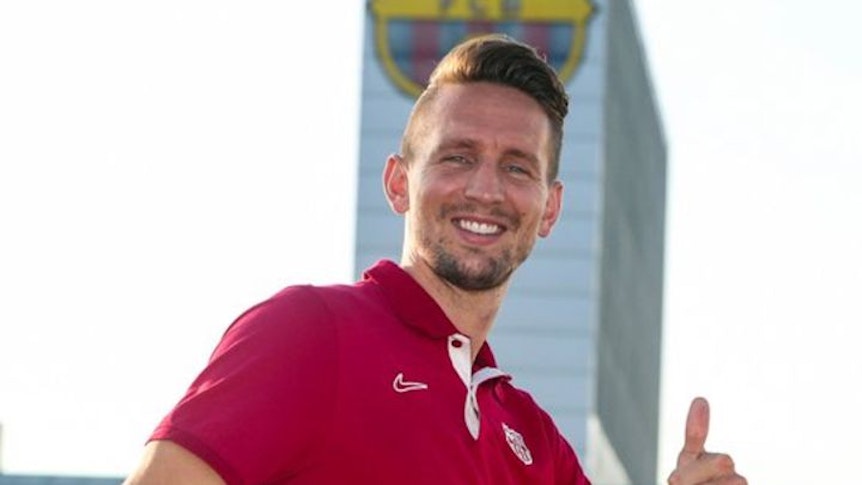 Luuk de Jong lacht auf dem Trainingsgelände des FC Barcelona bei seiner Ankunft am 6. September 2021.