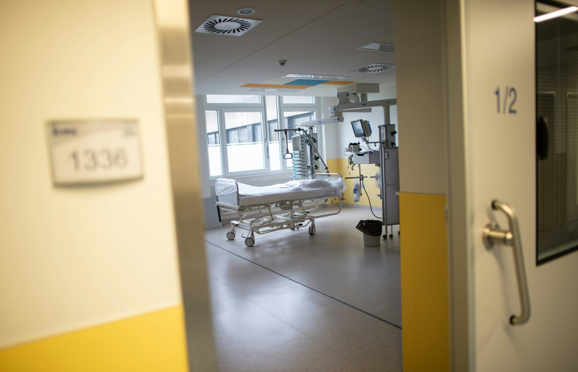Ein leeres Bett steht Ende März 2020 in der Intensivstation des Prosper Hospitals in Recklinghausen. Die Corona-Infektionen sind nach dem Ferienende in NRW steil nach oben gegangen. Erneut appellieren Mediziner in NRW, Impfangebote anzunehmen.