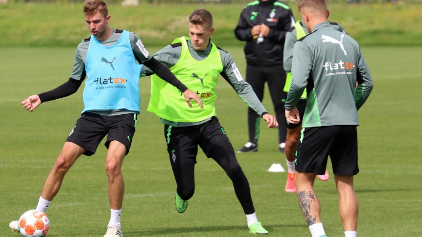 Die Gladbach-Spieler Christoph Kramer (l.), Matthias Ginter (Mitte) und Luca Netz (r.) beim Training auf dem Trainingsplatz im Borussia-Park am 17. August 2021.