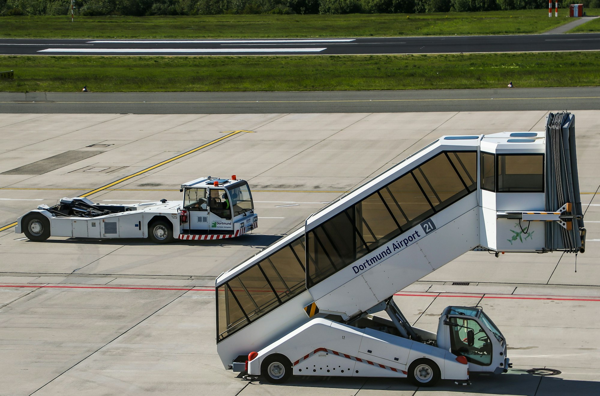 Eine Gangway mit der Aufschrift „Dortmund Airport“ steht auf dem Flughafen.
