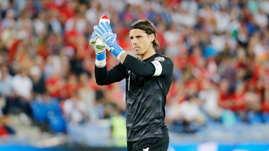 Yann Sommer, Keeper von Borussia Mönchengladbach und der Schweizer Nationalmannschaft, applaudiert am 5. September 2021 nach dem WM-Qualifikationsspiel gegen Italien den Fans im St. Jakob Park.