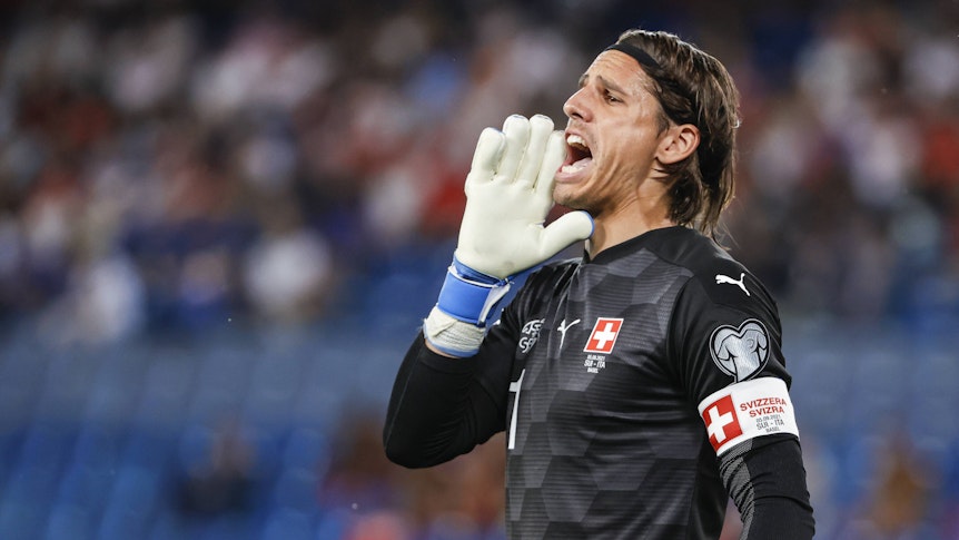 Yann Sommer, Torhüter von Fußball-Bundesligist Borussia Mönchengladbach, im Trikot der Schweizer Nationalmannschaft am 5. September 2021. Sommer hält die Hand an den Mund und ruft etwas auf den Platz.