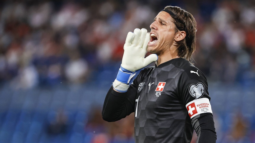 Gladbach-Torhüter Yann Sommer, auf diesem Foto am 5. September 2021 im WM-Qualifikationsspiel der Schweiz gegen Europameister Italien zu sehen. Sommer nimmt die rechte Hand an den Mund und brüllt etwas in Richtung seiner Mannschaftskollegen.