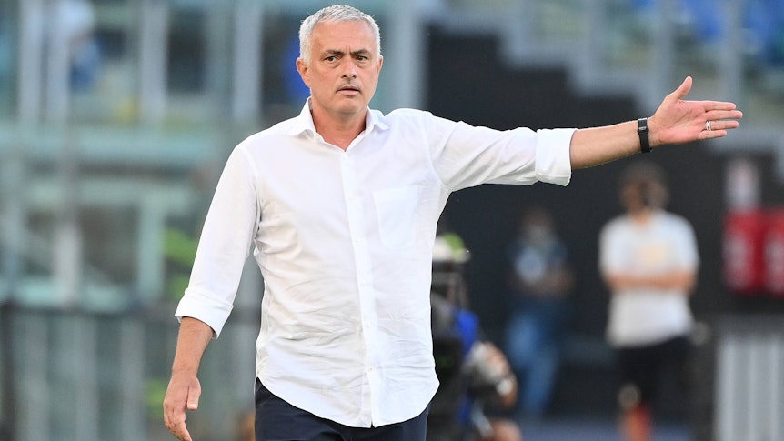 José Mourinho, Trainer des italienischen Klubs AS Rom. Auf diesem Bild ist der Portugiese am 26. August 2021 zu sehen. Er steht an der Seitenlinie, trägt ein weißes Hemd und dirigiert mit dem linken Arm das Spiel seiner Mannschaft.