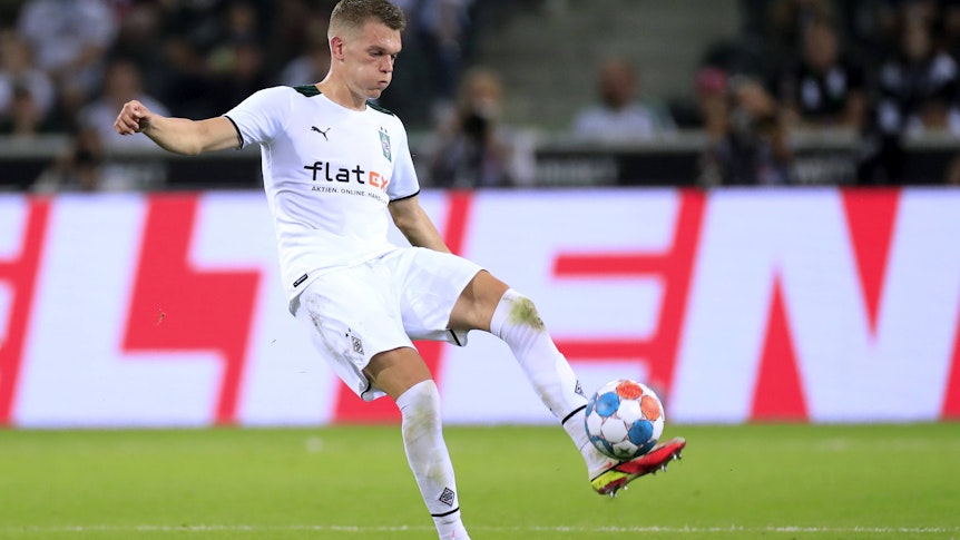 Matthias Ginter von Borussia Mönchengladbach schießt den Ball mit dem linken Fuß beim Bundesliga-Auftaktmatch gegen Bayern München am 13. August 2021 im Borussia-Park.