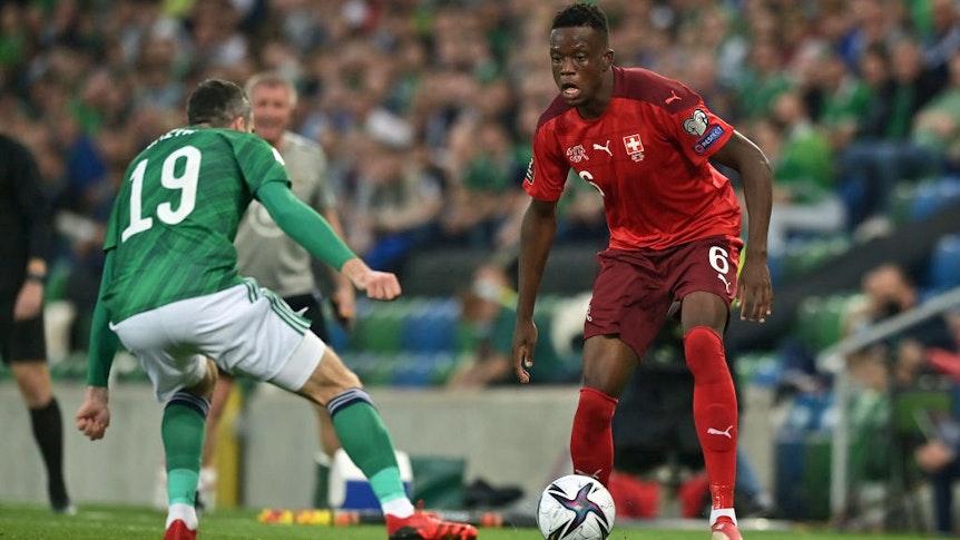 Gladbach-Profi Denis Zakaria (r.), hier im Duell mit Michael Smith (l.), hat mit der Schweizer Nationalmannschaft am Mittwoch (8. September 2021) im WM-Qualifikationsspiel gegen Nordirland in Belfast 0:0 gespielt. Zakaria hat den Ball am rechten Fuß im Zweikampf.