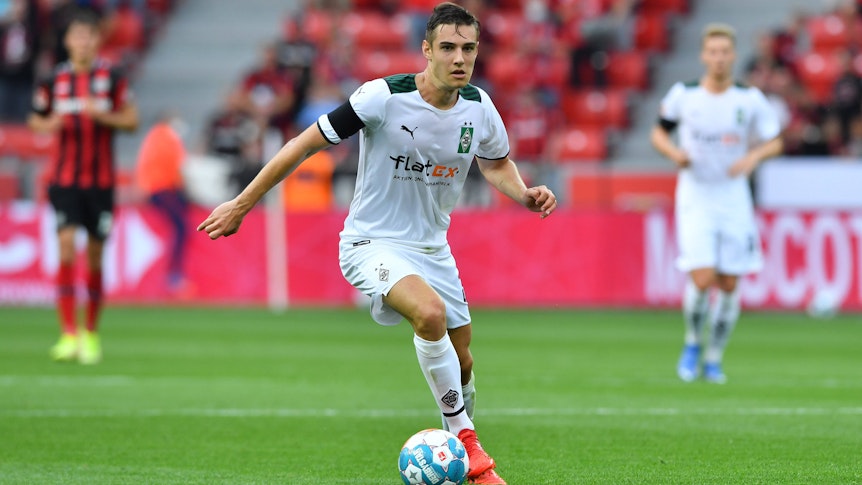 Gladbach-Profi Florian Neuhaus, auf diesem Foto am 21. August 2021 zu sehen, ist wiederholt mit einem Wechsel zu einem anderen Klub in Verbindung gebracht worden. In dieser Szene kontrolliert der Nationalspieler im Bundesliga-Duell bei Bayer Leverkusen den Ball.