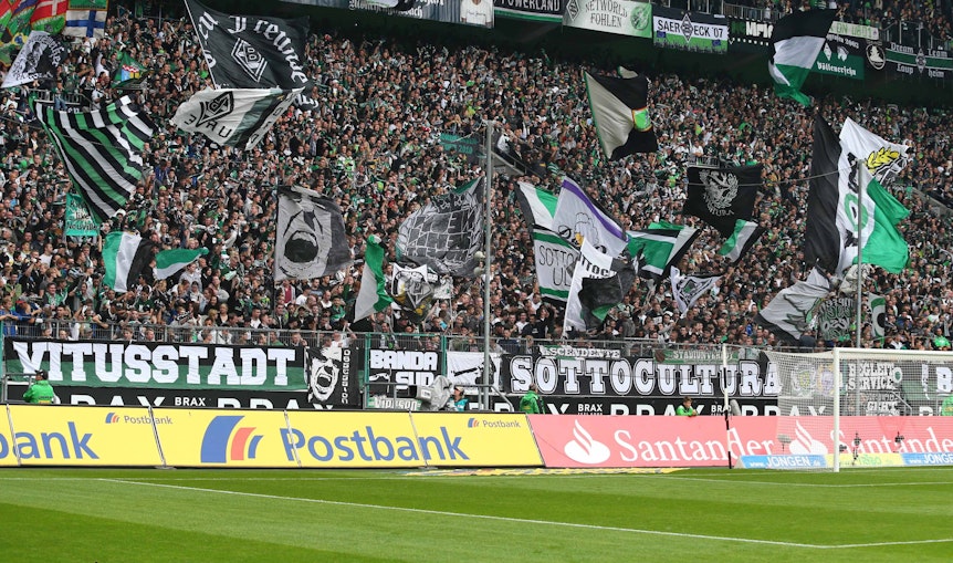 Gladbach-Fans in der Nordkurve im Borussia-Park. Auf diesem Foto am 5. Oktober 2013 zu sehen. Die Fans schwenken Fahnen.