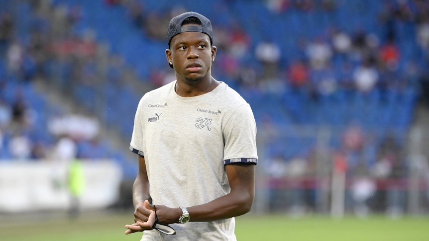 Denis Zakaria, Ex-Profi von Borussia Mönchengladbach, vor dem Länderspiel Schweiz gegen Italien am 5. September 2022. Zakaria trägt eine schwarze Cap rückwärts auf dem Kopf und ein graues T-Shirt.