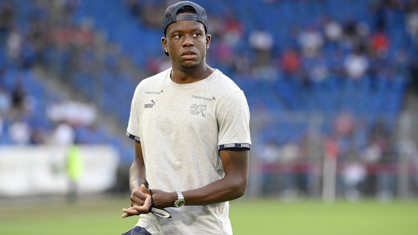 Denis Zakaria von Borussia Mönchengladbach läuft vor dem Länderspiel zwischen der Schweiz und Italien am 5. September 2021 in sportlicher Privatkleidung über den Platz.