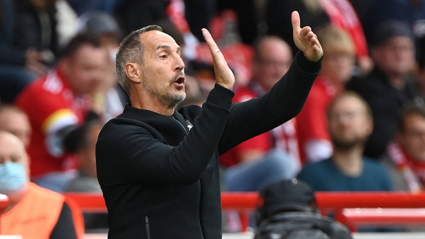 Adi Hütter, Cheftrainer von Borussia Mönchengladbach, auf diesem Foto am 29. August 2021 während der Bundesliga-Partie bei Union Berlin zu sehen. Hütter gestikuliert und brüllt Anweisungen auf den Platz.
