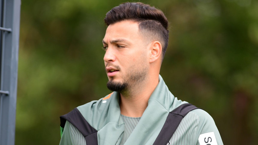 Ramy Bensebaini schaut im Trainingslager mit Borussia Mönchengladbach in Harsewinkel Marienfeld am 19. Juli 2021 genervt.