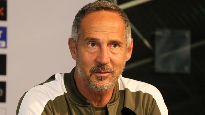 Adi Hütter, Cheftrainer von Borussia Mönchengladbach, bei einer Pressekonferenz im Borussia-Park am 10. September 2021. Hütter schaut vom Podium aus in die Reihen der Pressevertreter.