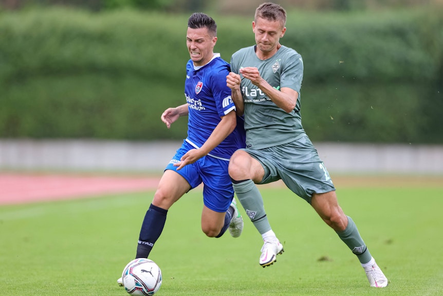 Pepijn Schloesser (l.) vom KFC Uerdingen und Phil Kemper (r.) von der U23 von Borussia Moenchengladbach im Zweikampf um den Ball.