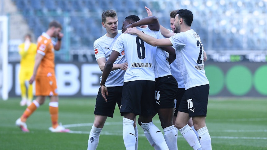 Spieler von Borussia Mönchengladbach feiern ein Gladbacher Tor im Bundesligaspiel gegen Arminia Bielefeld am 25. April 2021.