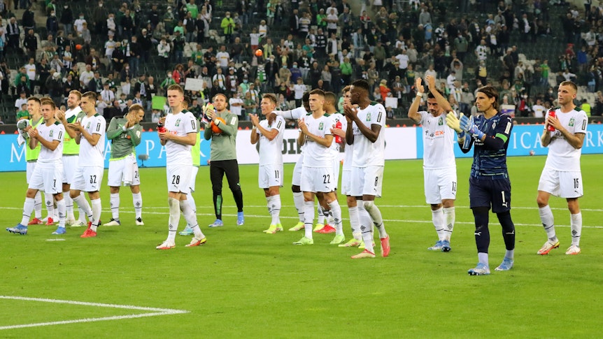 Das Team von Borussia Mönchengladbach jubelt am Ende des Bundesliga-Spiels gegen Arminia Bielefeld am 12. September 2021 mit den Fans in der Nordkurve im Borussia-Park.