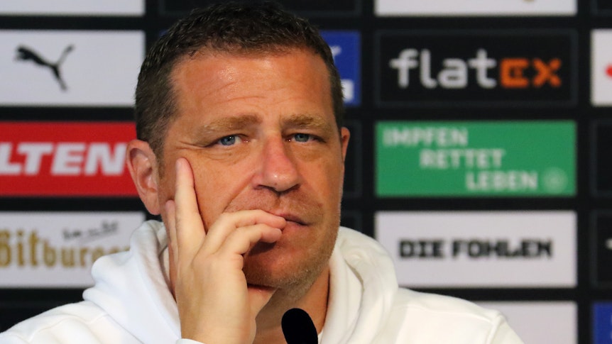Ex-Gladbach-Manager Max Eberl. Hier zu sehen während einer Pressekonferenz am 10. September 2021 im Borussia-Park. Eberl blickt nachdenklich nach vorne.