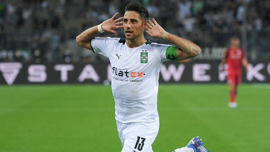 Lars Stindl hält sich beim Jubeln beide Hände hinter die Ohren und läuft in Richtung Fankurve.