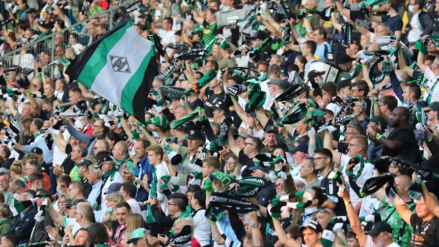 Gladbach-Fans feuern in der Nordkurve im Borussia-Park die Spieler von Borussia Mönchengladbach beim Heimspiel gegen Arminia Bielefeld am 12. September 2021 an.