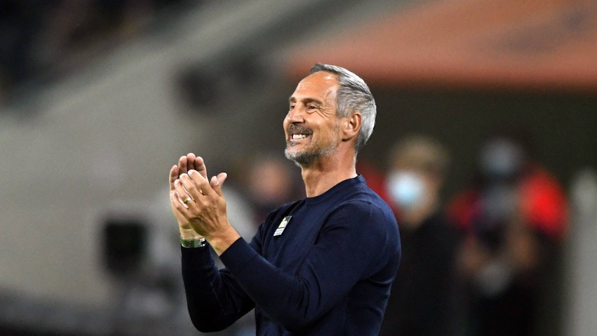 Hütter, Trainer von Borussia Mönchengladbach, klatscht lachend in die Hände im Spiel der Gladbacher gegen Arminia Bielefeld am 12. September 2021.