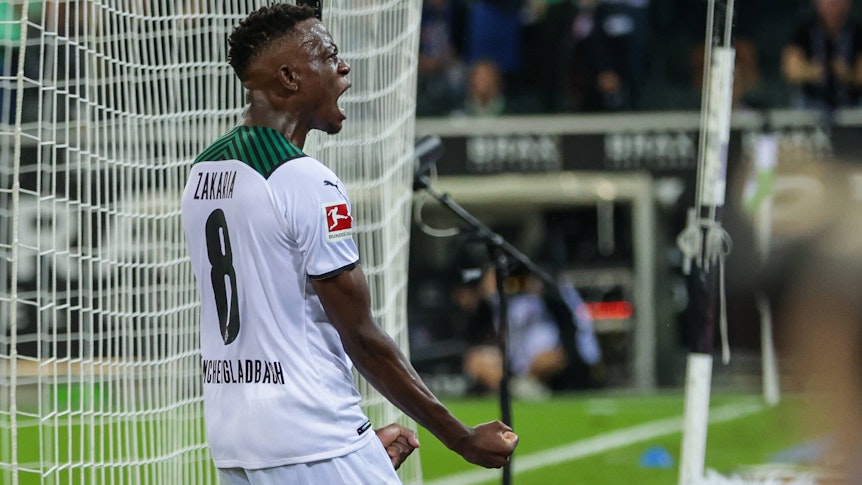 Denis Zakaria, Spieler von Borussia Mönchengladbach bald beiden Fäuste zum Jubel nach seinem Tor im Bundesligaduell am 12. September 2021.
