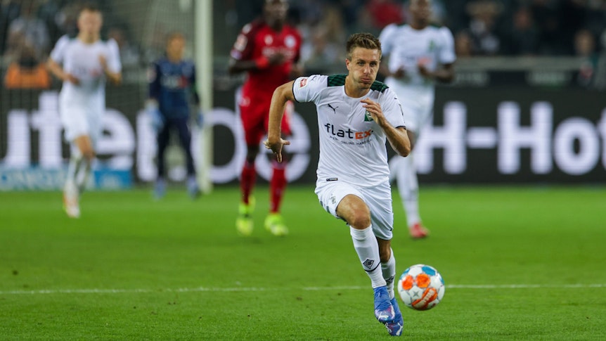 Gladbach-Profi Patrick Herrmann setzt zu einem Sprint an. Auf diesem Foto ist der Flügelflitzer am 12. September 2021 im Bundesliga-Duell gegen Arminia Bielefeld im Borussia-Park zu sehen.