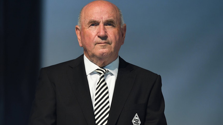 Prof. Dr. Reiner Körfer, Aufsichtsratsvorsitzender bei Borussia Mönchengladbach, schaut bei der Mitgliederversammlung am 10. August 2021 im Borussia-Park in die Menge.