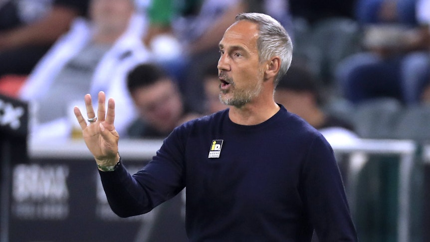 Adi Hütter, Trainer von Fußball-Bundesligist Borussia Mönchengladbach. Auf diesem Foto ist der Österreicher am 12. September 2021 im Borussia-Park zu sehen. Hütter macht mir seiner rechten Hand eine Geste und ruft etwas auf das Spielfeld.