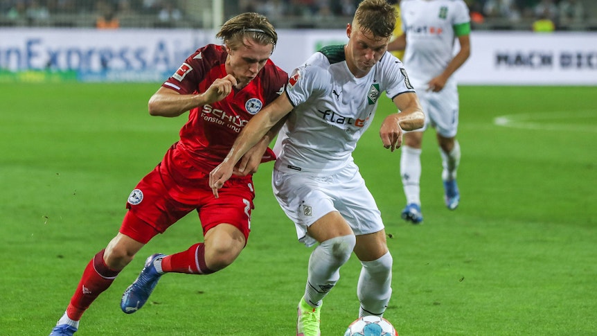 Luca Netz von Borussia Mönchengladbach im Zweikampf mit Patrick Wimmer von Arminia Bielefeld am 12. September 2021 im Borussia-Park.
