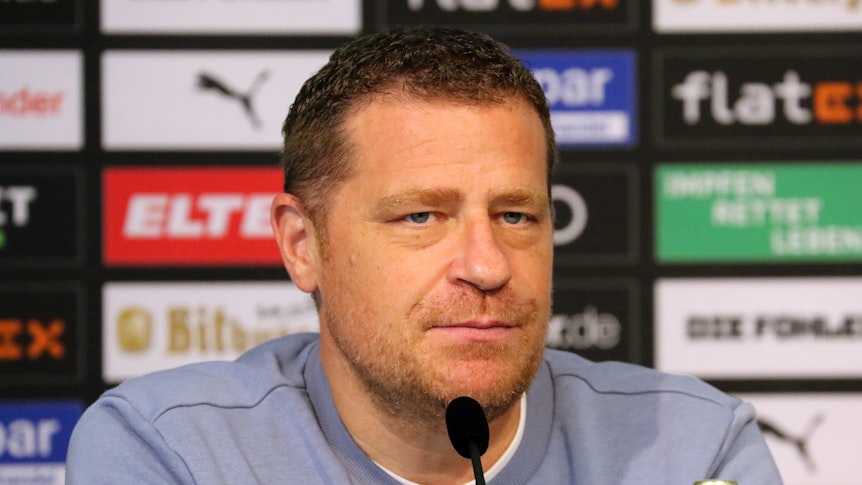 Max Eberl, Sportdirektor von Fußball-Bundesligist Borussia Mönchengladbach, bei einer Pressekonferenz im Borussia-Park am 16. September 2021 spricht und schaut dabei ernst in die Kameras.