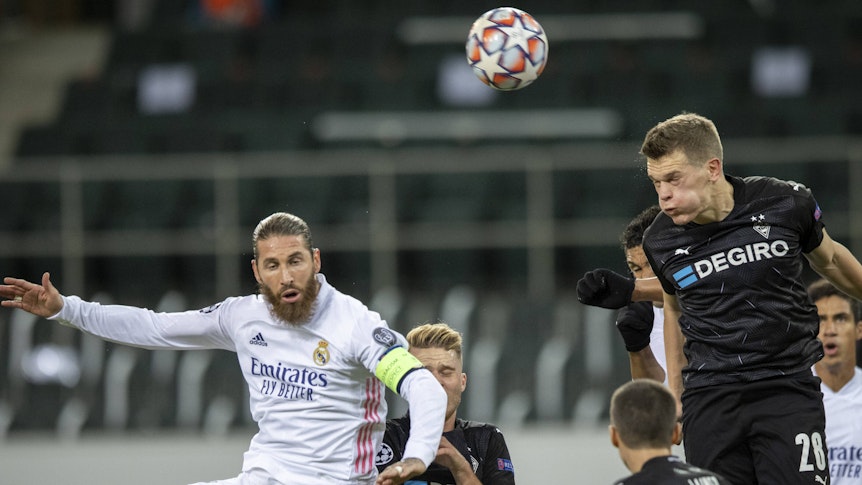 Zwei Weltmeister-Innenverteidiger im Luftduell: Gladbach-Profi Matthias Ginter (r.) klärt im Champions-League-Duell am 27. Oktober 2020 im Borussia-Park vor Sergio Ramos (l.) von Real Madrid. Der Spanier Ramos steht nun bei Paris St. Germain unter Vertrag. Ginter wird mit einem Wechsel zu Bayern München in Verbindung gebracht. Ginter köpft mit aufgepusteten Wangen den Ball aus der Gefahrenzone.
