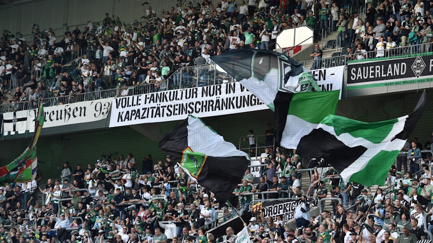 Viele Fans auf der Nordkurve von Borussia Mönchengladbach haben das Team beim Heimspiel gegen Arminia Bielefeld am 12. September 2021 unterstützt.