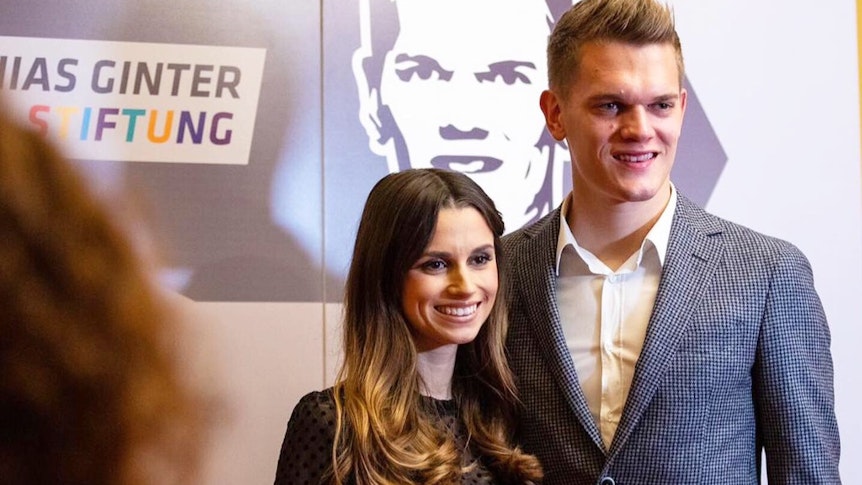 Matthias Ginter (r.), DFB-Nationalspieler und Profi bei Borussia Mönchengladbach, setzt sich gemeinsam mit seiner Ehefrau Christina Ginter (l.) nachhaltig für benachteiligte Jugendliche und Kinder ein. Auf diesem Foto ist das Ehepaar am 14. Oktober 2019 bei einer Stiftungsgala im Historischen Kaufhaus Freiburg zu sehen.