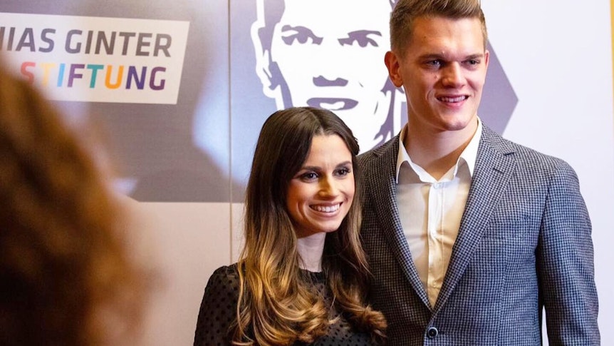 Matthias Ginter (r.), DFB-Nationalspieler und Profi bei Borussia Mönchengladbach, setzt sich gemeinsam mit seiner Ehefrau Christina Ginter (l.) für benachteiligte Jugendliche und Kinder ein. Auf diesem Foto ist das Ehepaar am 14. Oktober 2019 bei einer Stiftungsgala der „Matthias Ginter Stiftung“ im Historischen Kaufhaus Freiburg zu sehen. Matthias Ginter und Christina Ginter lächeln in die Kamera.