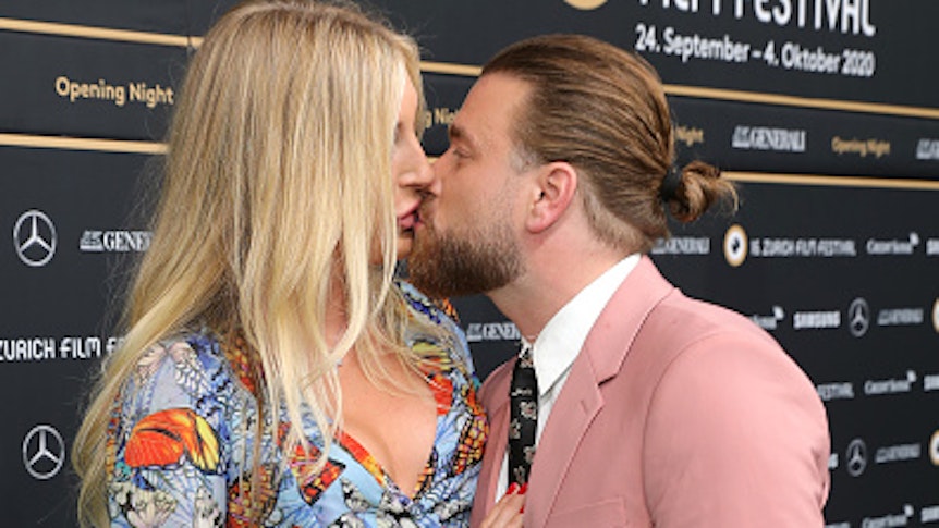 Alana Netzer und Ehemann Baschi küssen sich am 24. september 2020 in Zurüch.